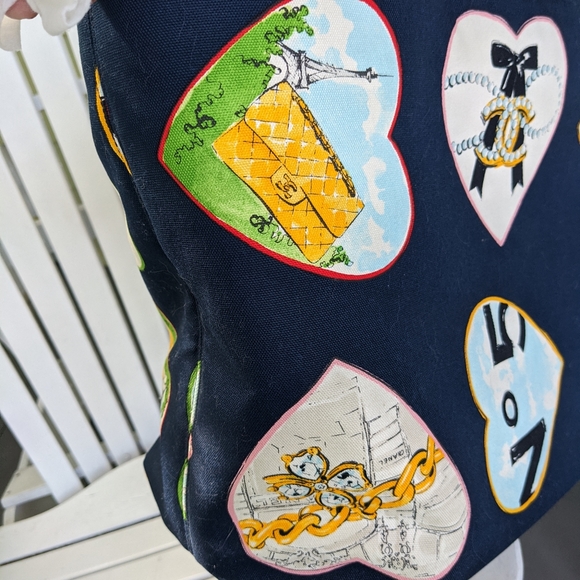 Chanel Valentine vintage tote featuring Chanel charms design motif - Picture 5 of 16